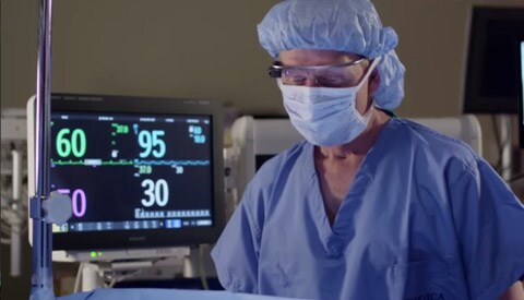 L'anestesista attiva i Google Glass toccando gli occhiali.