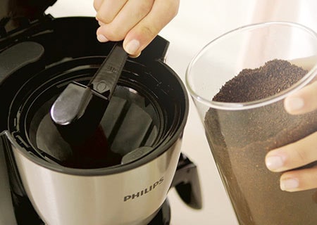 Un modo semplice per fare il caffè. Prepara il tuo caffè macinato preferito.
