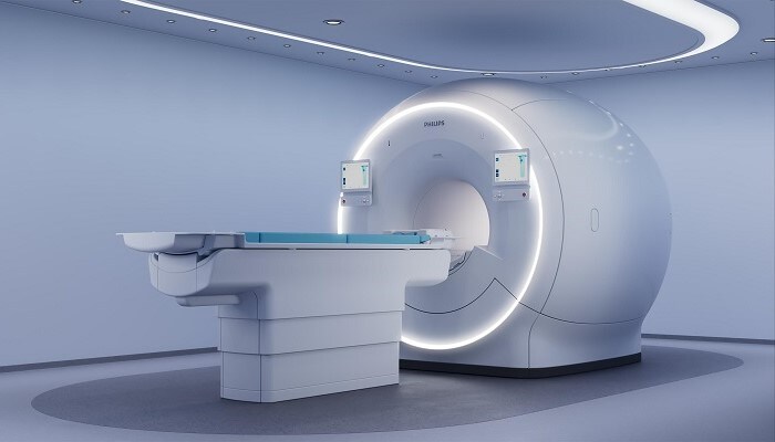 una macchina per la risonanza magnetica in una stanza