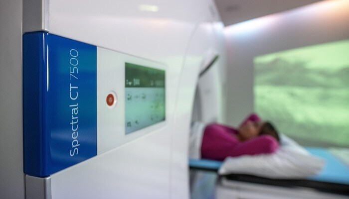 una donna sdraiata su un letto in una stanza d'ospedale