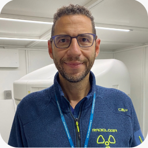 un uomo con gli occhiali e una giacca blu