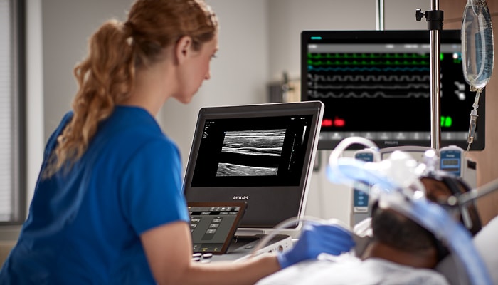 una donna che guarda lo schermo di un computer