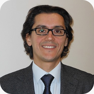 un uomo che indossa occhiali e un abito
