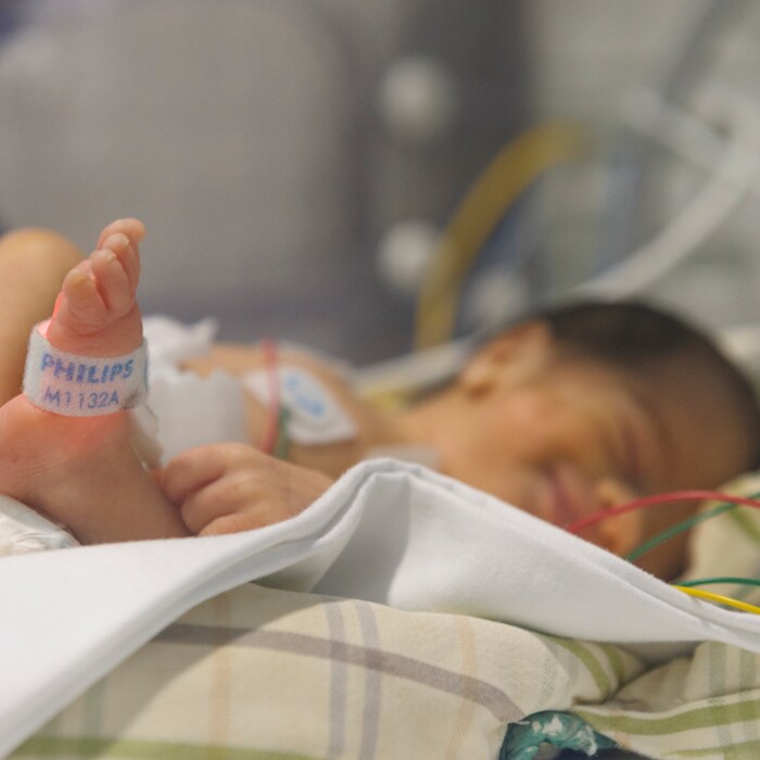 un bambino in un letto d'ospedale