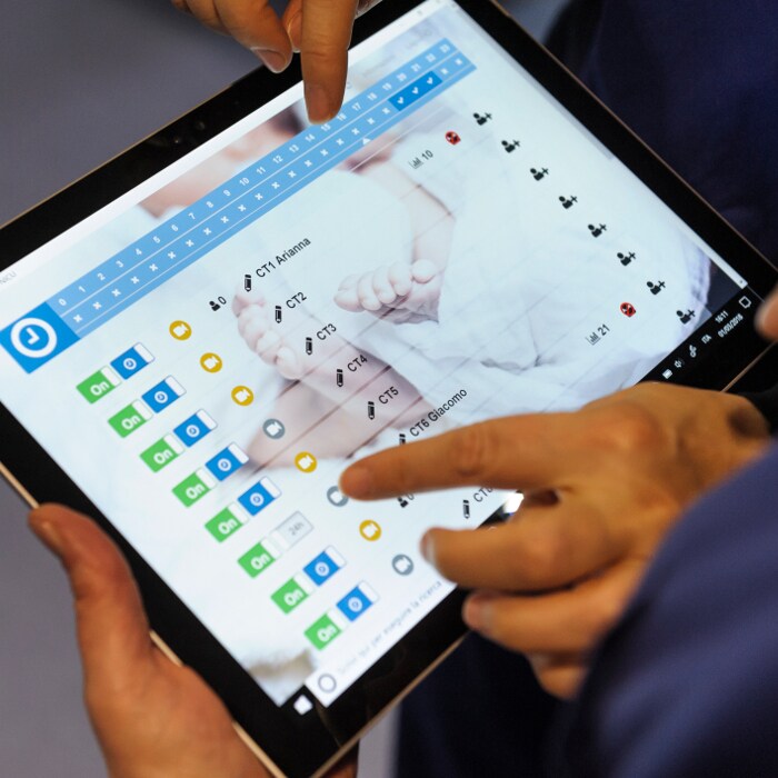 le mani di una persona che puntano verso un tablet