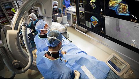 Medici che monitorano i dati di un paziente in sala operatoria