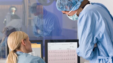 Medici che monitorano il tracciato elettrocardiografico del paziente