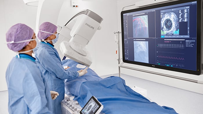Cardiologi interventisti che eseguono un intervento coronarico percutaneo con Azurion e IntraSight