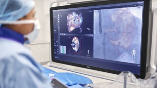 Cardiologo che utilizza l'imaging con fusione in tempo reale di immagini radiografiche ed ecografiche