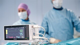 Cardiologi che eseguono il monitoraggio emodinamico di un paziente in laboratorio