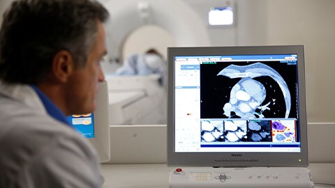 Cardiologo esperto di imaging che usa la TC spettrale per una diagnosi di coronaropatia