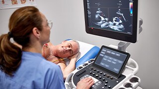 Cardiologa esperta di imaging che utilizza TOMTEC