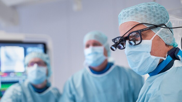 Chirurgo che guarda il monitor durante l'intervento chirurgico
