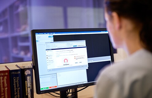 una donna che guarda lo schermo di un computer