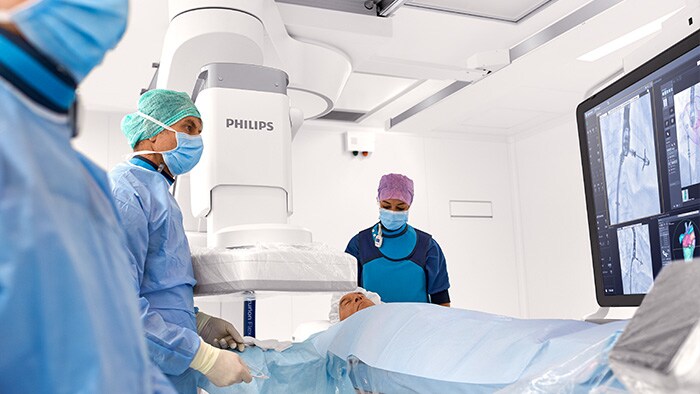 Cardiologi interventisti che eseguono un intervento chirurgico