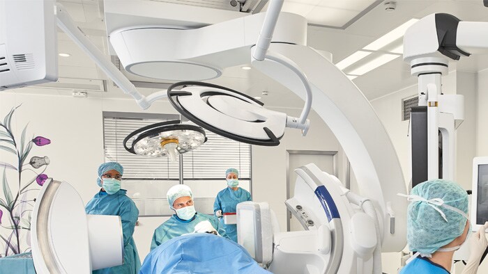 Neurochirurgo che esegue un intervento chirurgico