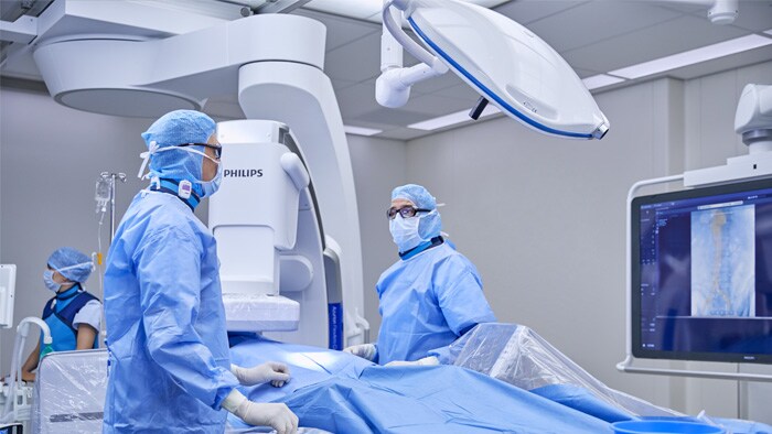 Chirurghi vascolari che eseguono un intervento chirurgico guidato dalle immagini