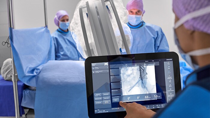 Chirurgo ortopedico che utilizza il touchscreen durante l'intervento chirurgico