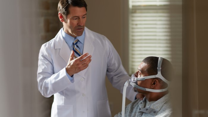 Medico che spiega al paziente