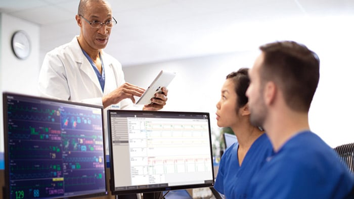 Operatori sanitari che monitorano il flusso di lavoro clinico al computer