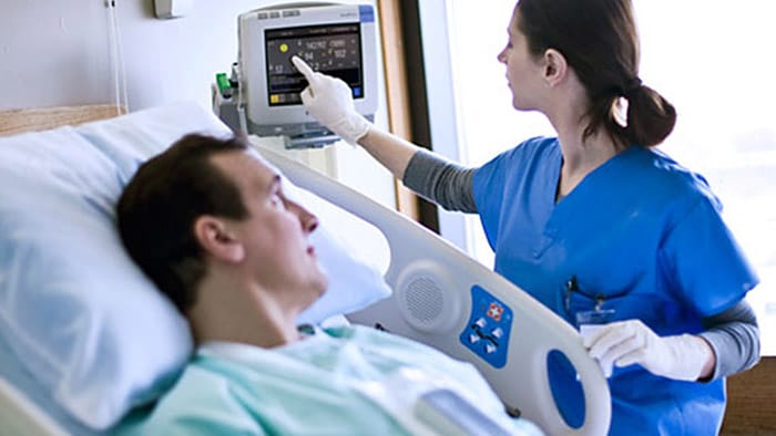 Medico che assiste il paziente