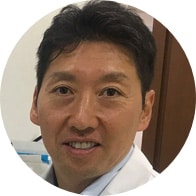 Dott. Hideki Koyasu, neurochirurgo e direttore della clinica KOYASU, che può eseguire scansioni più rapide grazie a Philips Compressed SENSE