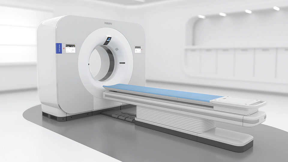 Sistema Philips Spectral CT 7500 con richiami al detettore spettrale, lettino porta paziente, tunnel da 80 cm, controlli sul gantry con touch panel