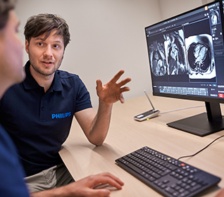Due medici che discutono di scansioni RM sul monitor
