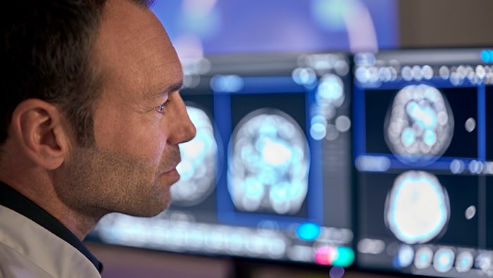 un uomo che guarda lo schermo di un computer