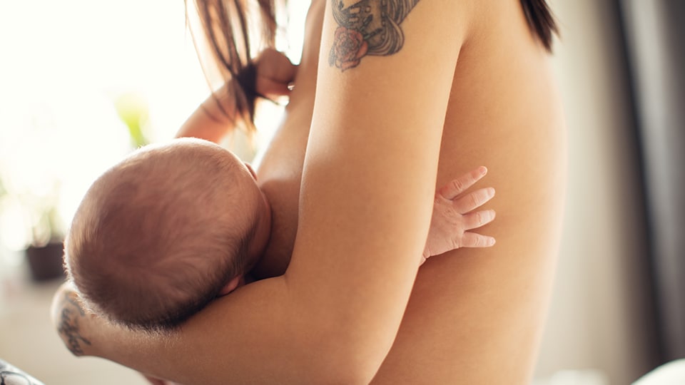 Madre che allatta un neonato