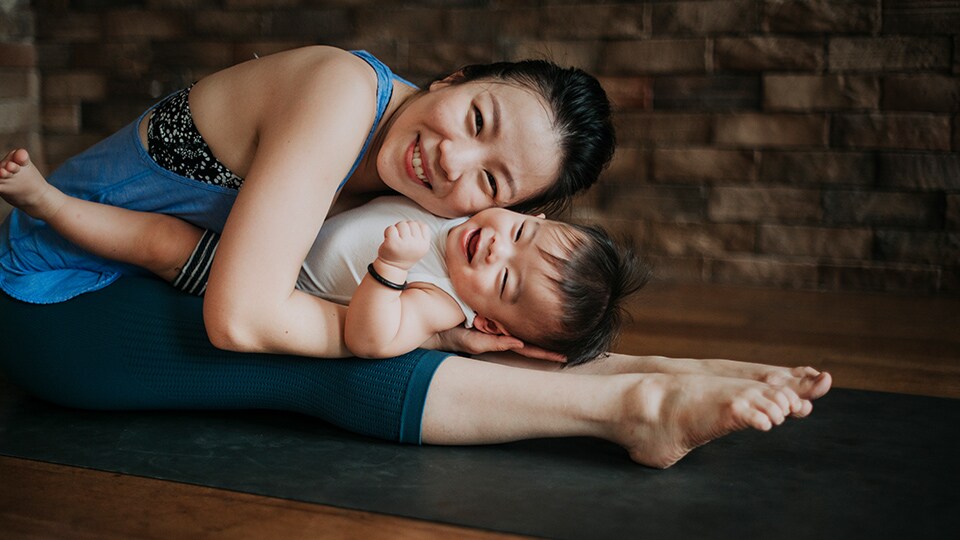 Esercizi con mamma e bambino