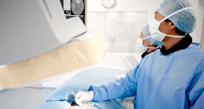 un personale medico che esegue una radiografia