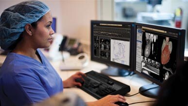 una donna in camice che lavora al computer