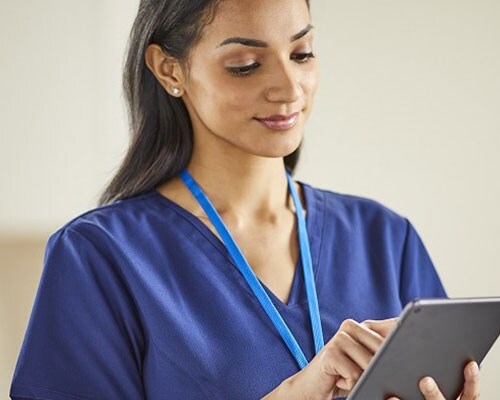 Medico con in mano un tablet