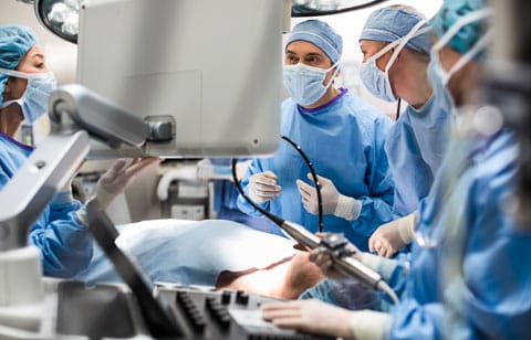 Equipe di cardiologia in sala operatoria