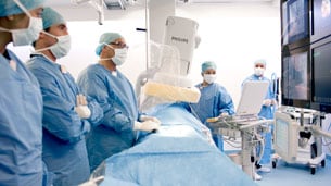 Equipe di cardiologia in sala operatoria
