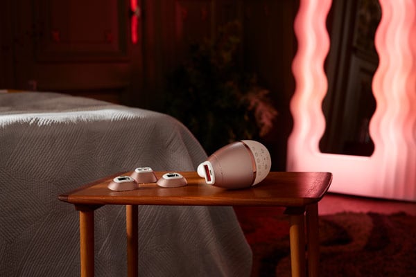 Una donna usa il suo dispositivo a luce pulsata Philips Lumea per una rimozione duratura dei peli della zona bikini.
