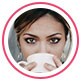 Immagine del profilo di una donna castana che lascia una recensione mentre sorseggia da una tazza bianca.