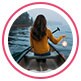 Immagine del profilo di un utente, una donna seduta su una barca a remi e con in mano una pagaia, di fronte al mare