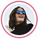Immagine del profilo dell’utente, una donna che indossa occhiali da sole e sorride mentre distoglie lo sguardo.