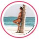 Immagine del profilo dell’utente, una donna in bikini appoggiata a una palma sulla spiaggia.