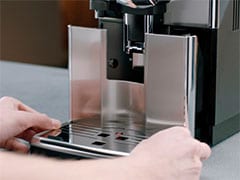 La macchina da caffè Philips Saeco mostra il messaggio svuota il contenitore dei fondi di caffè