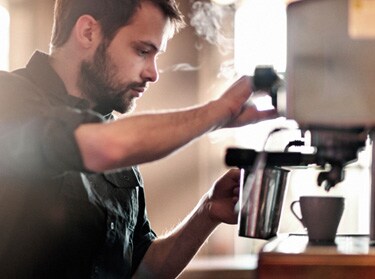 Barista che prepara il caffè