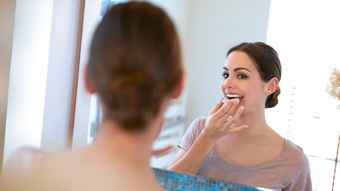 Lavarsi i denti senza dentifricio: tecniche e consigli