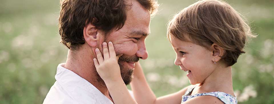 Un uomo con un bambino in braccio