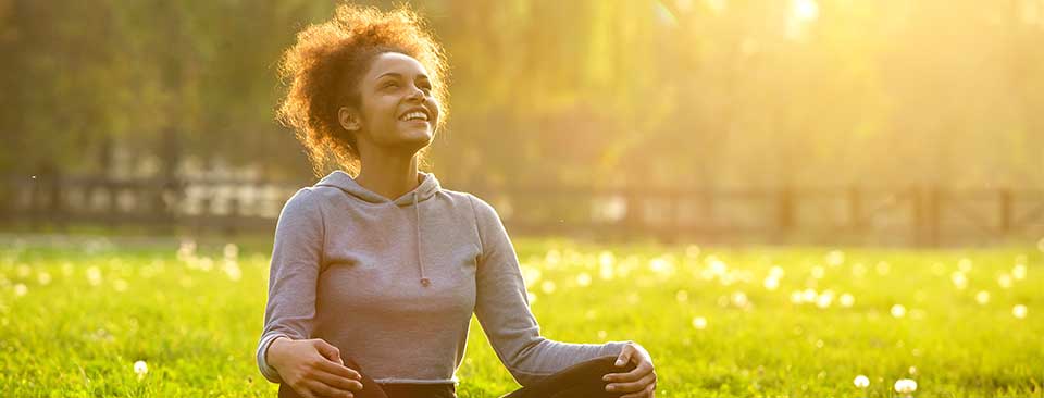 Una donna che fa meditazione