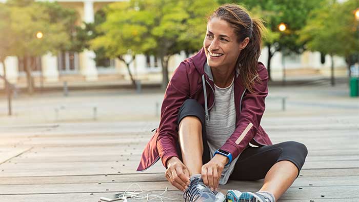 3 modi per fare attività fisica nel parco: dall'HIIT all'aperto agli esercizi con le panchine del parco