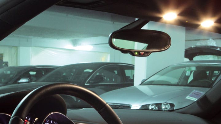 Immagine scattata dall'interno di una vettura in un parcheggio