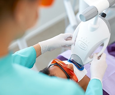 Valutazione clinica della soluzione di sbiancamento dei denti professionale Philips Zoom WhiteSpeed rispetto a Ultradent Opalescence Boost PF