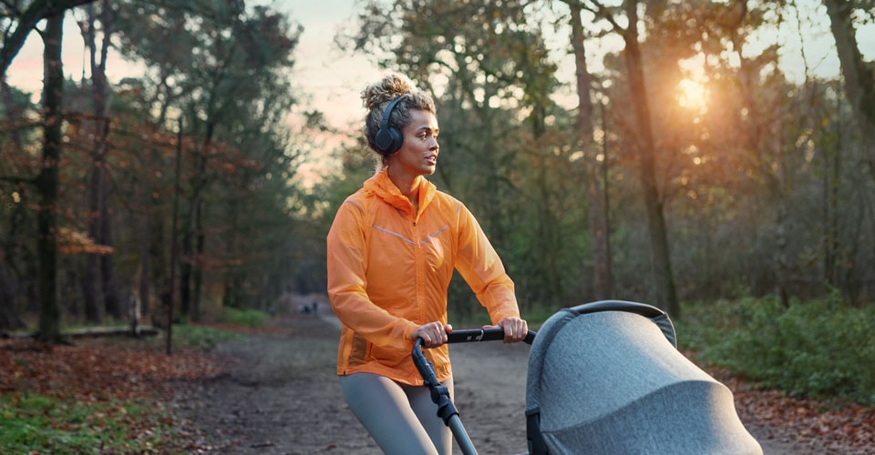 Atleta che utilizza cuffie sovrauricolari durante una passeggiata